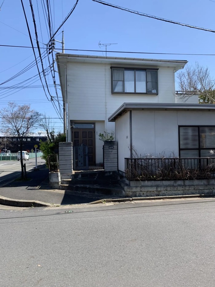 須賀川市で電線にかかったカナメモチを安全伐採｜住宅横の高木を段階的に解体した作業事例 - After